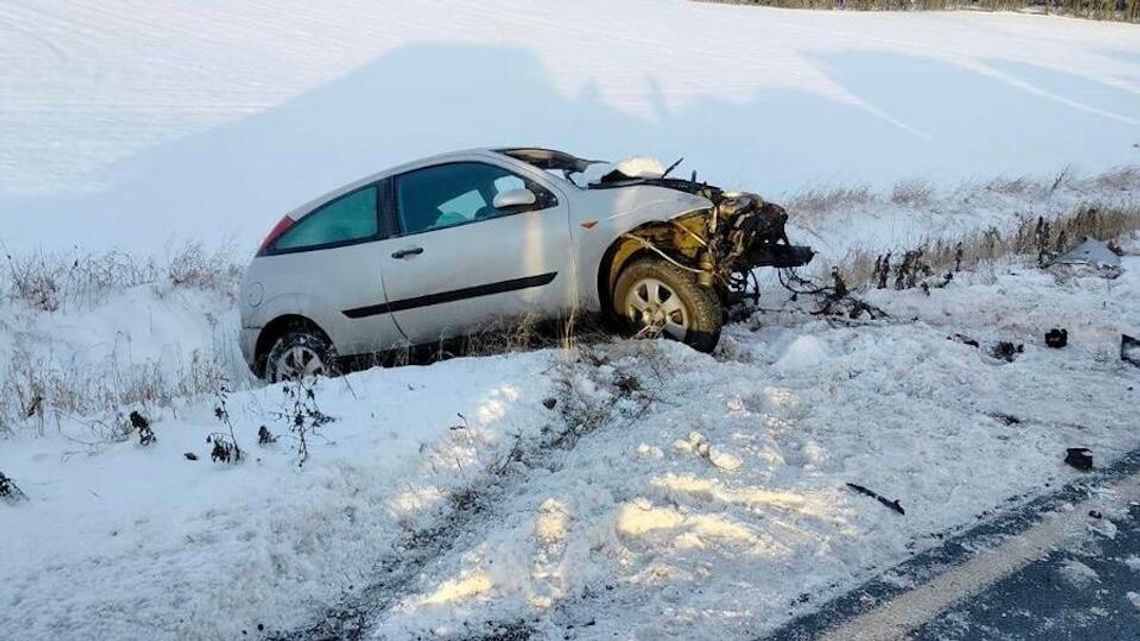 Ford wypadł z drogi, silnik na polu. Efekt zderzenia z ciężarówką i Audi