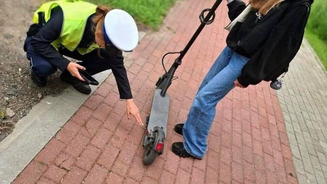 Groźny wypadek na Green Velo w Surminach. Hulajnogą wjechali pod samochód Groźny wypadek na Green Velo w Surminach. Hulajnogą wjechali pod samochód