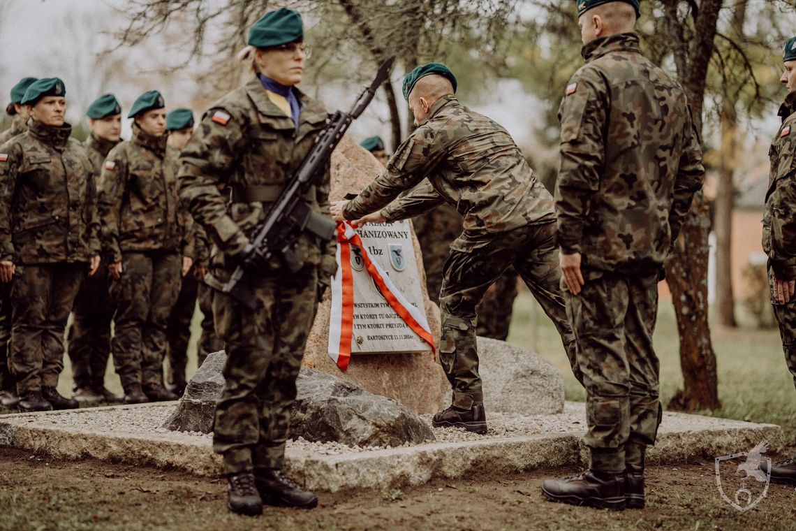 Hołd dla obrońców Ojczyzny. Odsłonięcie tablicy pamiątkowej w garnizonie Bartoszyce