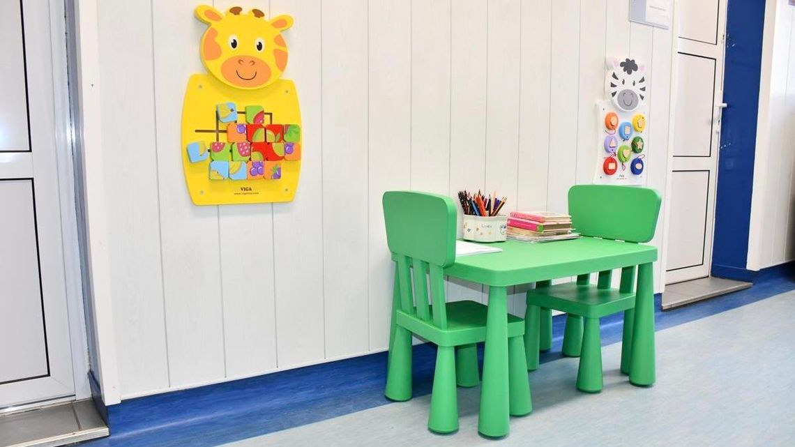 Kącik malucha w Starostwie Powiatowym w Olecku. Rodzic załatwia sprawy, dziecko się bawi