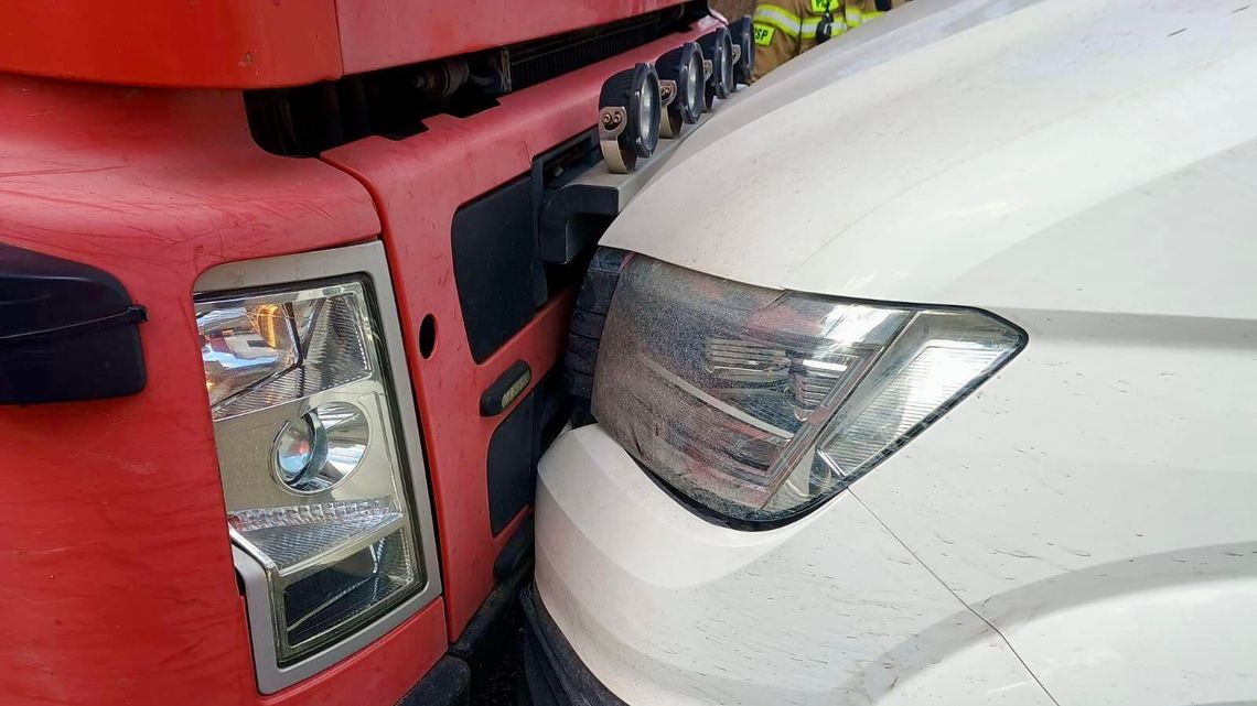 Łańcuchowa reakcja na drodze. Dziewiętnastolatek uszkodził dwa samochody