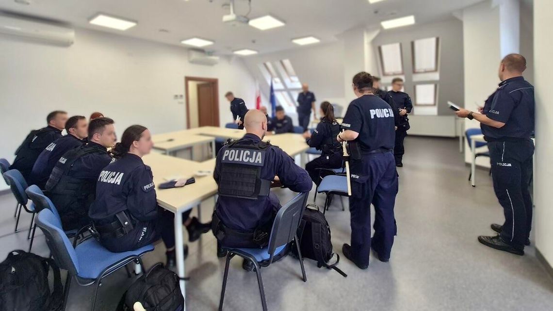 Młodzi policjanci z Akademii w Szczytnie zdobywają praktykę w Mrągowie – pierwszy krok w stronę odpowiedzialnej służby