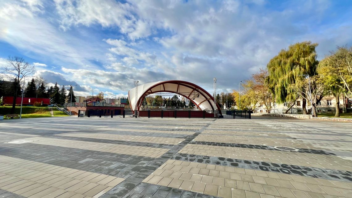 Nowy blask placu Bohaterów Westerplatte w Bartoszycach przygaszony przez akty wandalizmu