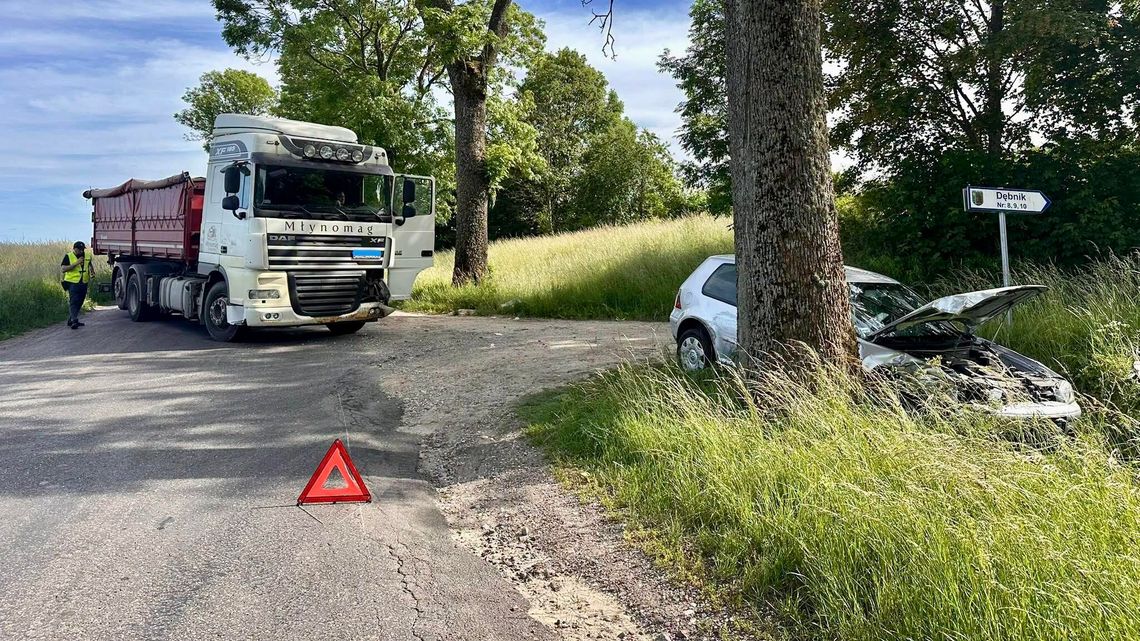 Ona wyprzedzała, on skręcał. Niebezpieczny manewr zakończył się kolizją Ona wyprzedzała, on skręcał. Niebezpieczny manewr zakończył się kolizją