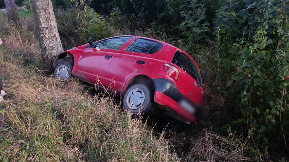 Pijany kierowca uderzył w drzewo. Został zatrzymany dzięki interwencji strażaka