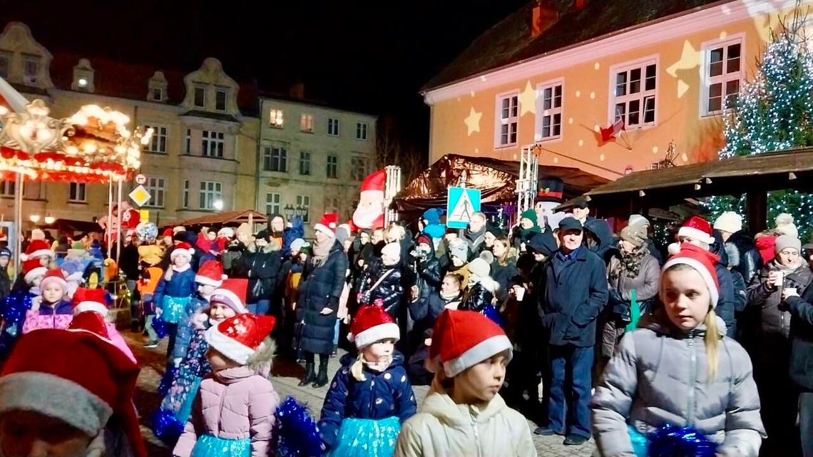 Plac Ratuszowy pełen świąt. Jarmark i Wigilia Miejska w Górowie Iławeckim Plac Ratuszowy pełen świąt. Jarmark i Wigilia Miejska w Górowie Iławeckim