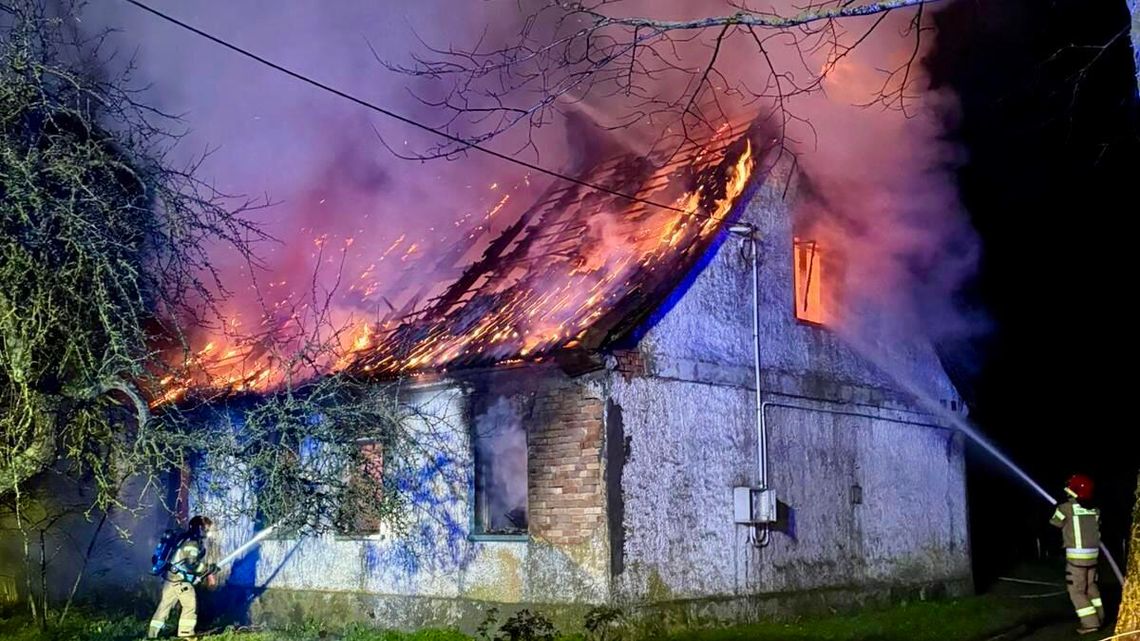 Płomienie w Sedrankach. Strażacy walczyli z pożarem domu