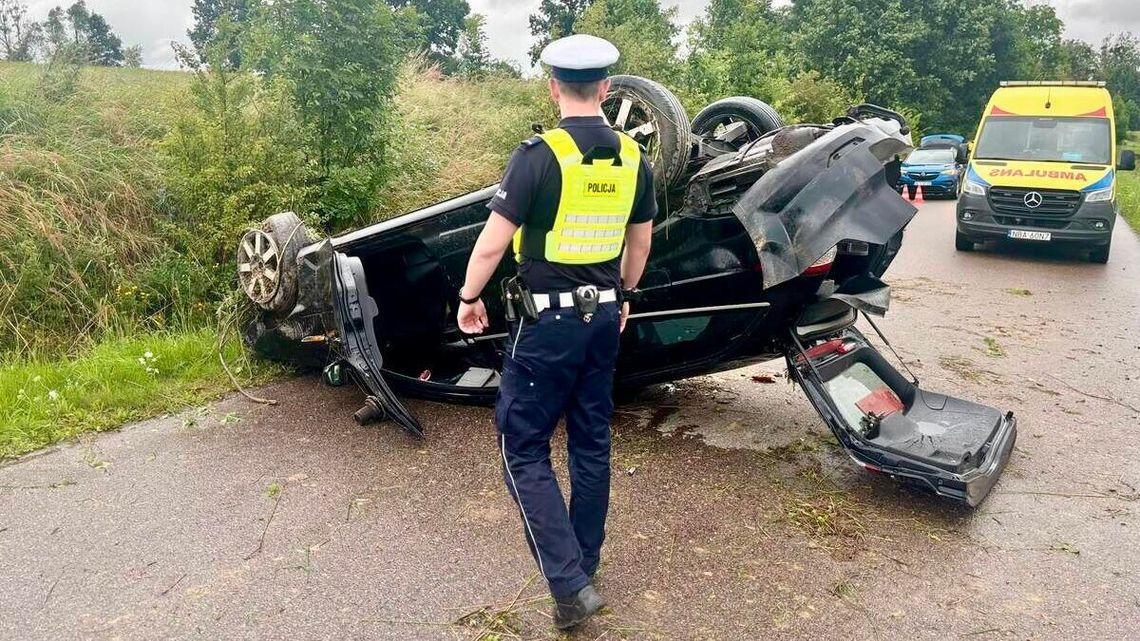 Pobocze i dachowanie pod Lidzbarkiem Warmińskim. Dwie osoby trafiły do szpitala Pobocze i dachowanie pod Lidzbarkiem Warmińskim. Dwie osoby trafiły do szpitala