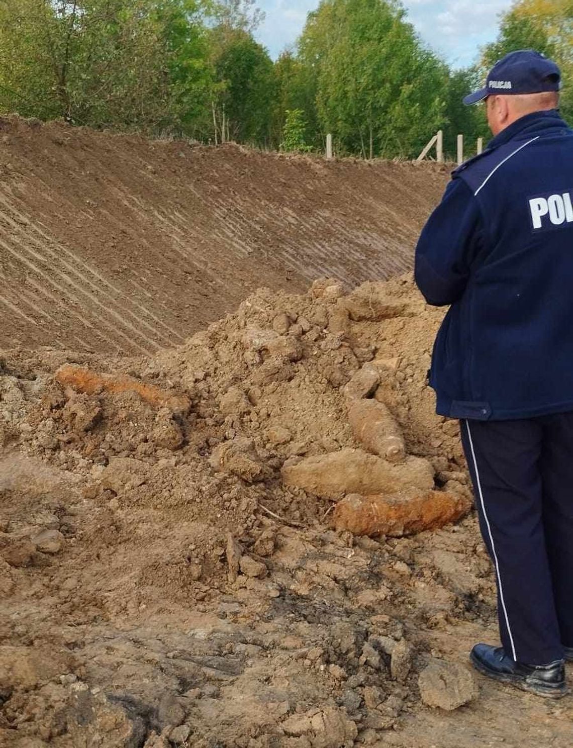 Pociski artyleryjskie odnalezione podczas prac ziemnych na kolei