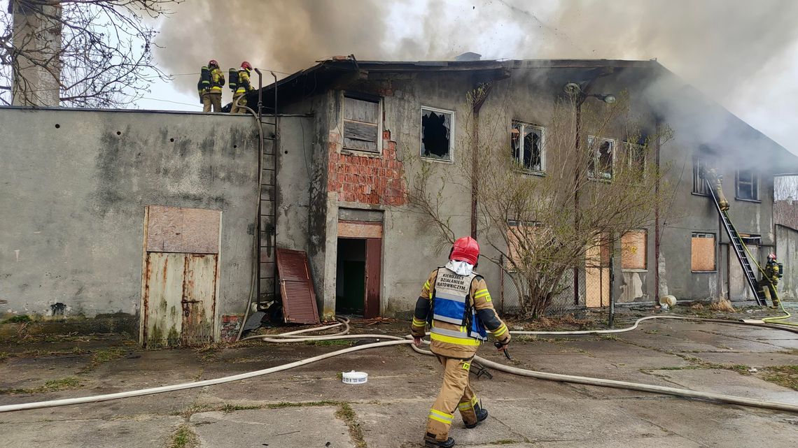 Pożar pustostanu – dawnej parowozowni – w Lidzbarku Warmińskim. Służby walczyły ponad 6 godzin