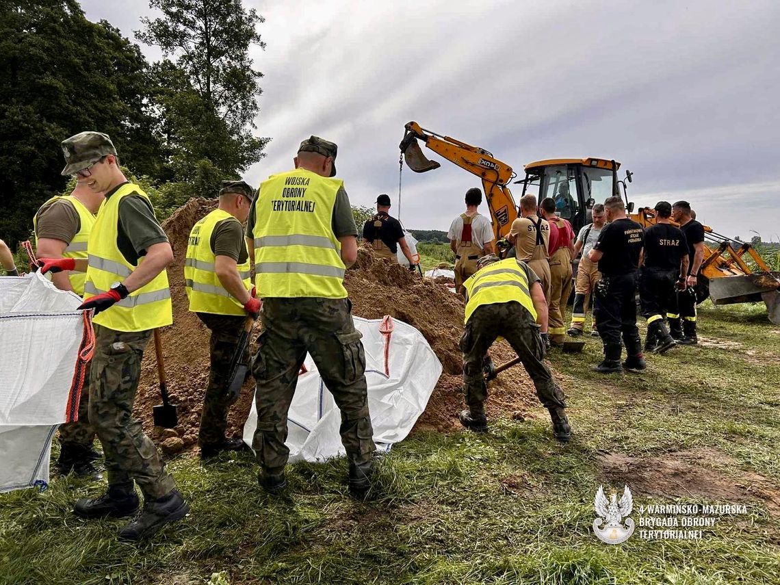 Przerwany wał w Świętym Gaju. Żołnierze WOT z Braniewa i Morąga walczą z powodzią