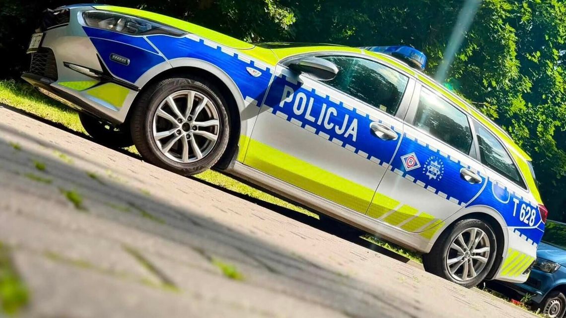 Rozbił auto na rondzie i odjechał busem. Wrócił do policjantów