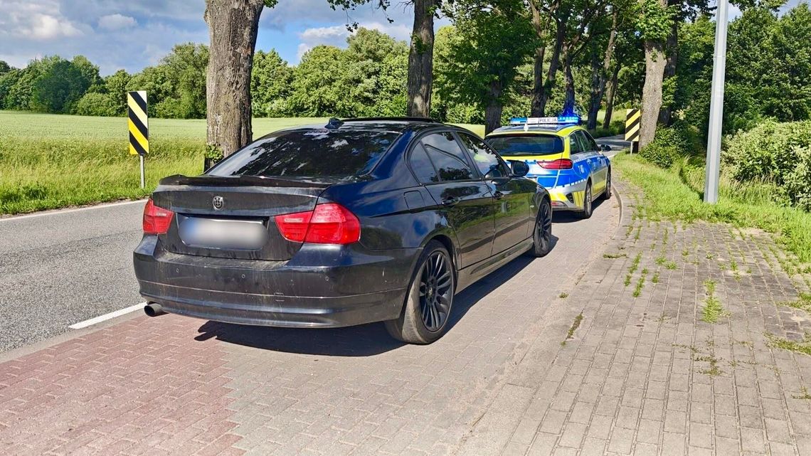 Rutynowa kontrola zakończyła się odholowaniem BMW i zarzutami dla kierowcy Rutynowa kontrola zakończyła się odholowaniem BMW i zarzutami dla kierowcy