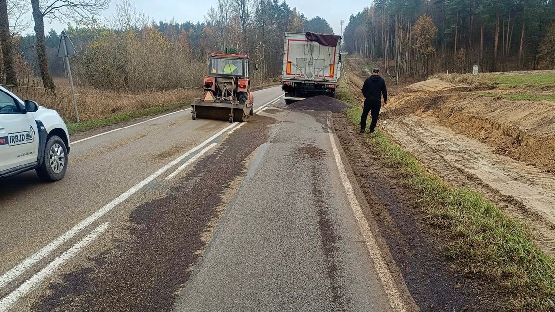 Rzepak na drodze. Poważne utrudnienia w ruchu na drodze Ślepie-Olecko