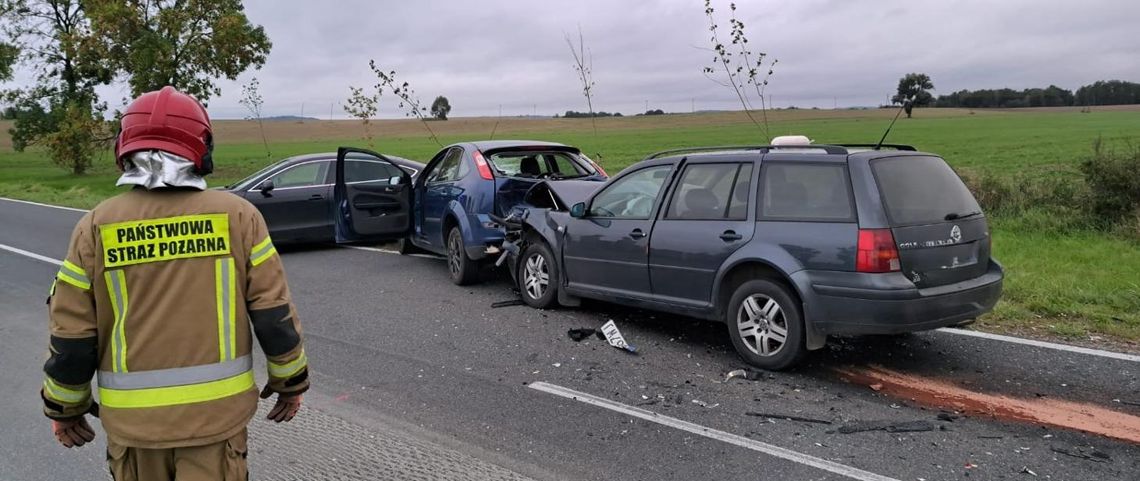 Trzy auta zderzyły się pod Lidzbarkiem Warmińskim. Jedna osoba ranna