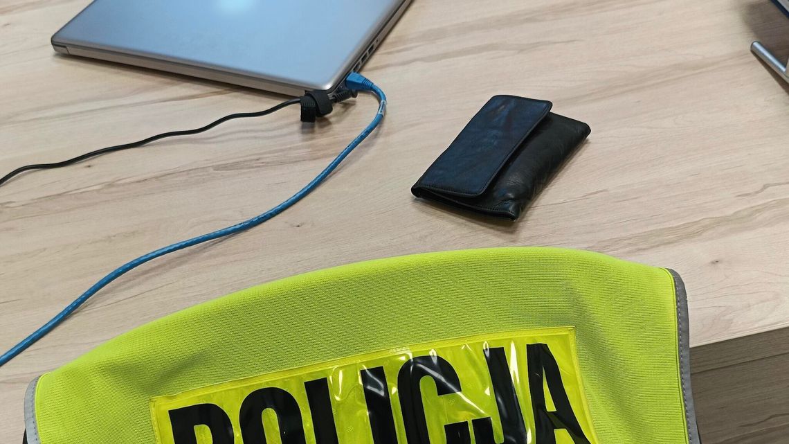 Uczciwy mieszkaniec Bartoszyc oddał znaleziony portfel. Gotówka czeka na właściciela