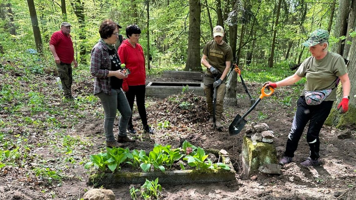 Wiosenne porządki na zapomnianym cmentarzu w Wilczynach