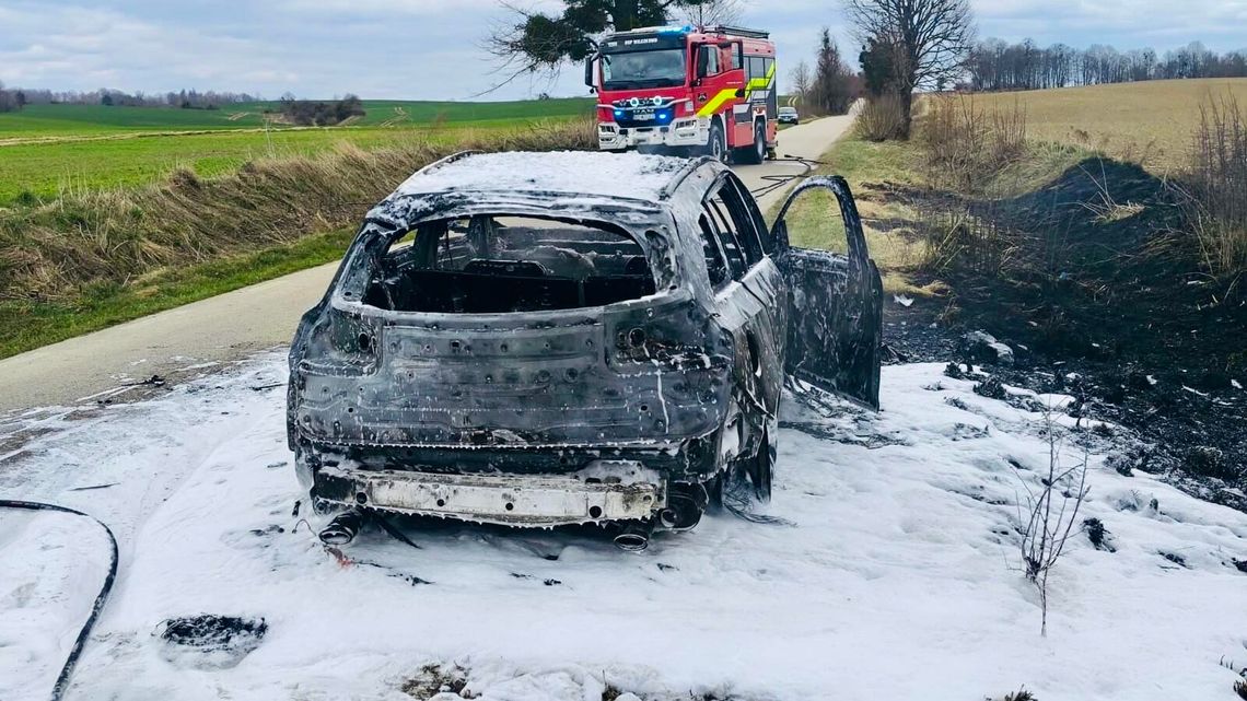 Zadecydowały sekundy i szybka decyzja. Auto spłonęło doszczętnie Zadecydowały sekundy i szybka decyzja. Auto spłonęło doszczętnie