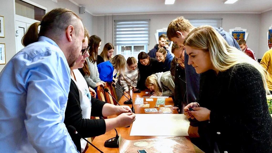 Zamiast do tablicy poszli do starostwa. Olecka młodzież na nietypowej lekcji